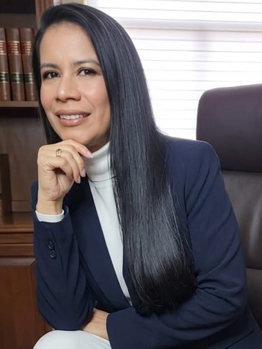 Documentos oficiales y máquina de escribir antigua
